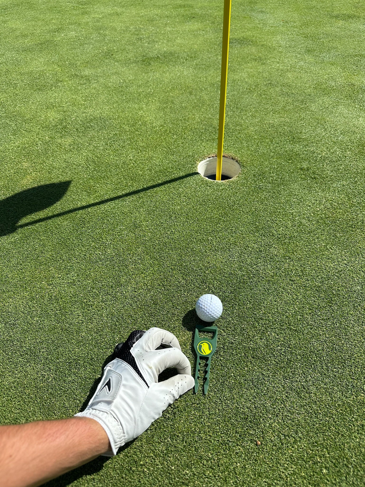 Line up your putts to lower your scores with the 7-IN-1 divot tool.